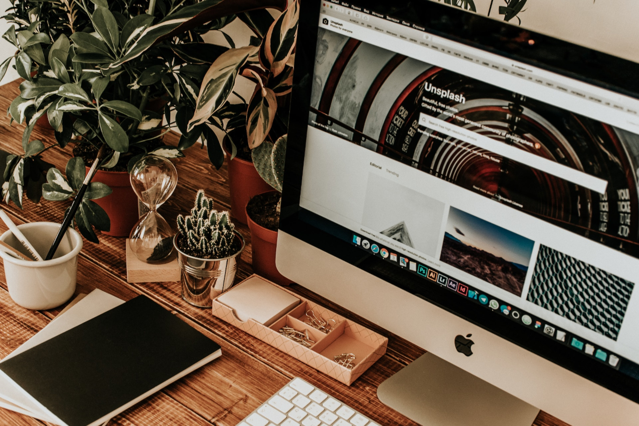 A picture of an iMac with the Unsplash website on it.