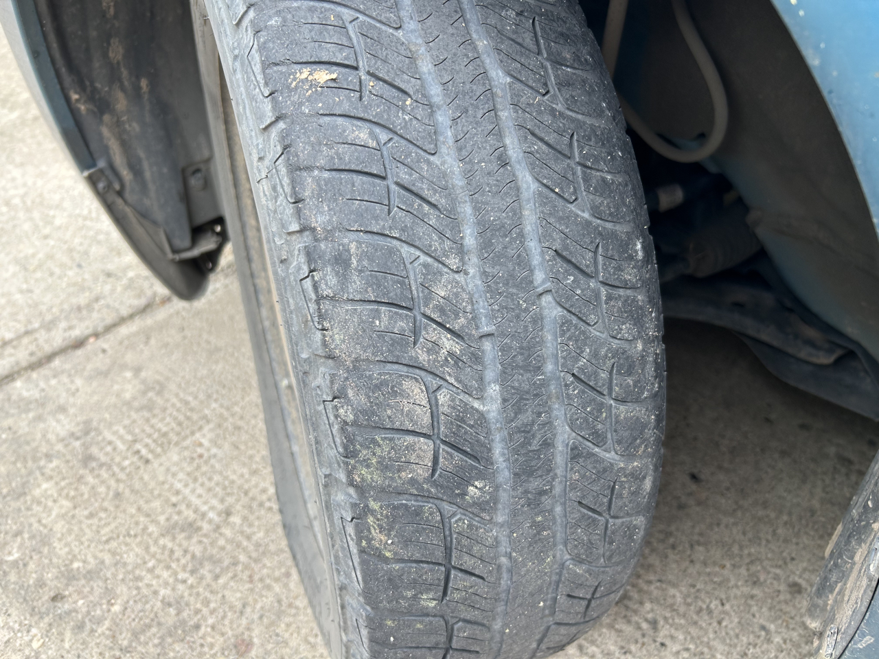 a Picture of a cars tire and tread